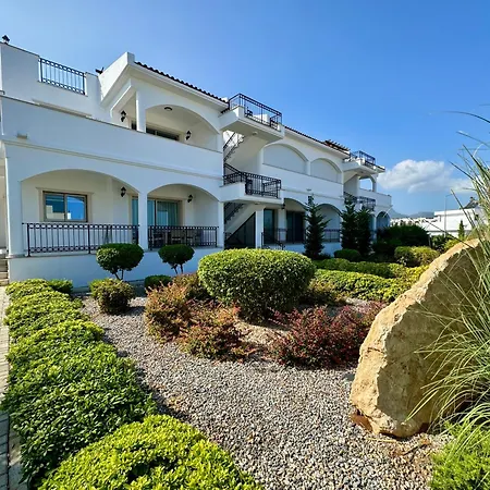 Comfortable 3-bedroom With Pool Access And Beach Proximity Kharcha