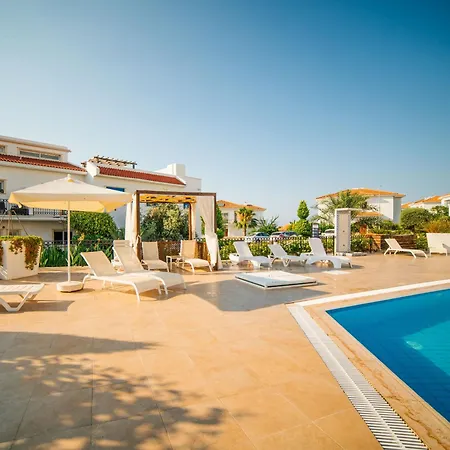 Comfortable 3-bedroom With Pool Access And Beach Proximity דירה