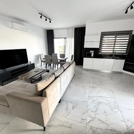 דירה Comfortable 3-bedroom With Pool Access And Beach Proximity