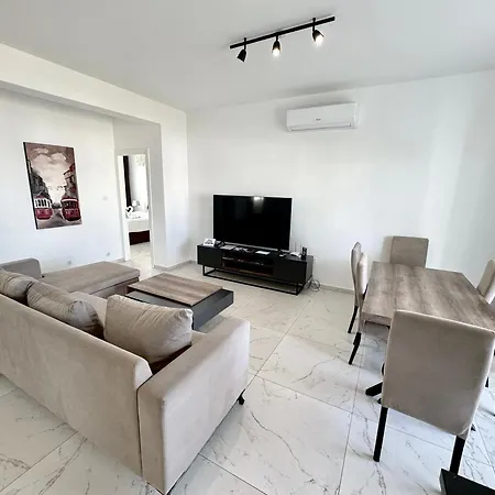 דירה Comfortable 3-bedroom With Pool Access And Beach Proximity