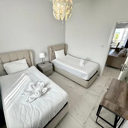דירה Comfortable 3-bedroom With Pool Access And Beach Proximity *