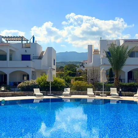 Comfortable 3-bedroom With Pool Access And Beach Proximity