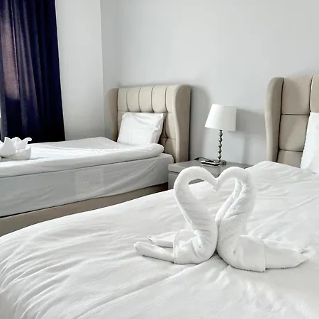 Comfortable 3-bedroom With Pool Access And Beach Proximity Apartament