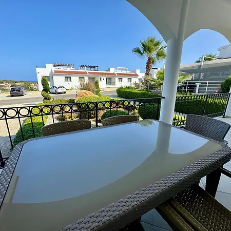 Comfortable 3-bedroom With Pool Access And Beach Proximity Lejlighed Kharcha