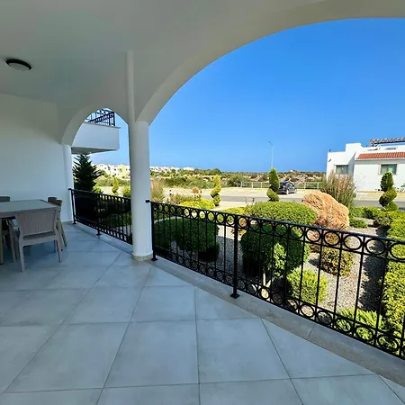 Comfortable 3-bedroom With Pool Access And Beach Proximity *