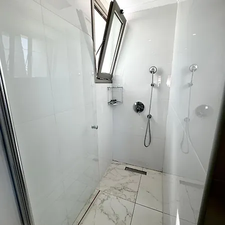 Comfortable 3-bedroom With Pool Access And Beach Proximity Kharcha