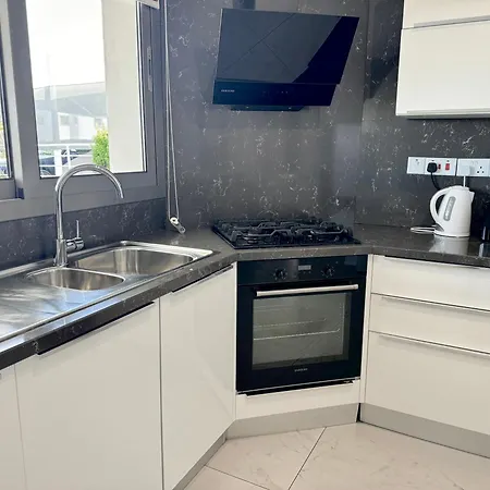 Comfortable 3-bedroom With Pool Access And Beach Proximity Lejlighed Kharcha